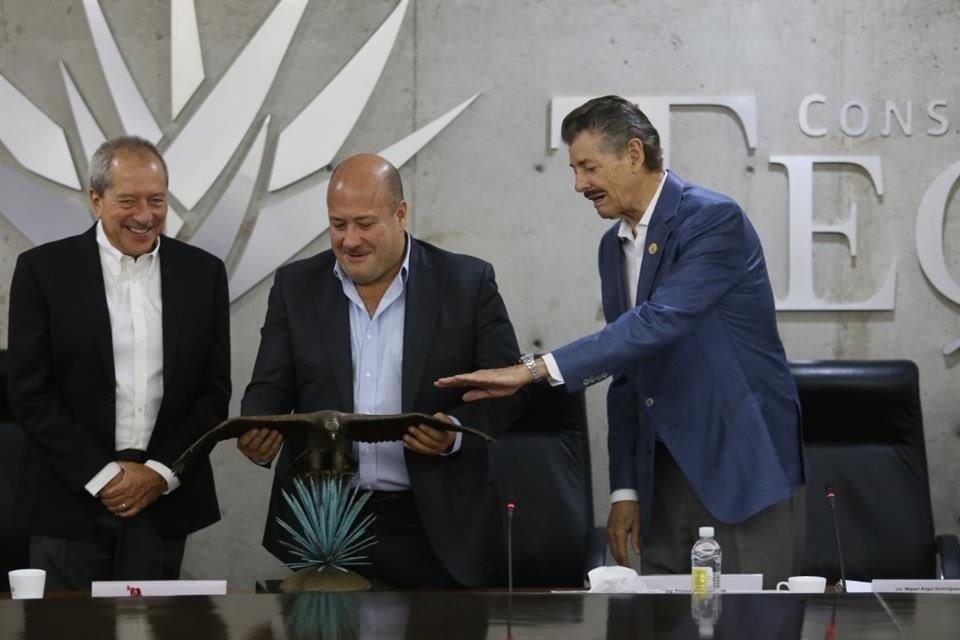 El Consejo Regulador del Tequila AC entregó un reconocimiento al Gobernador Enrique Alfaro, por su respaldo a la agroindustria tequilera.