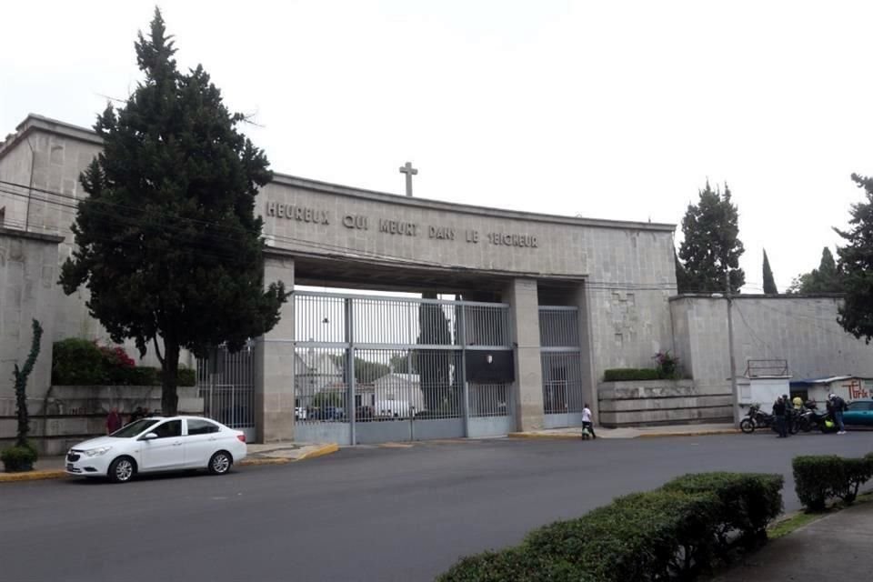 Aparentemente el hombre fue atacado en las inmediaciones del cementerio e ingresó al mismo esperando recibir ayuda. 