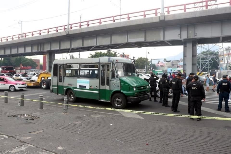 Una mujer fue asesinada por sujetos que subieron a la unidad de transporte y le dispararon directamente.