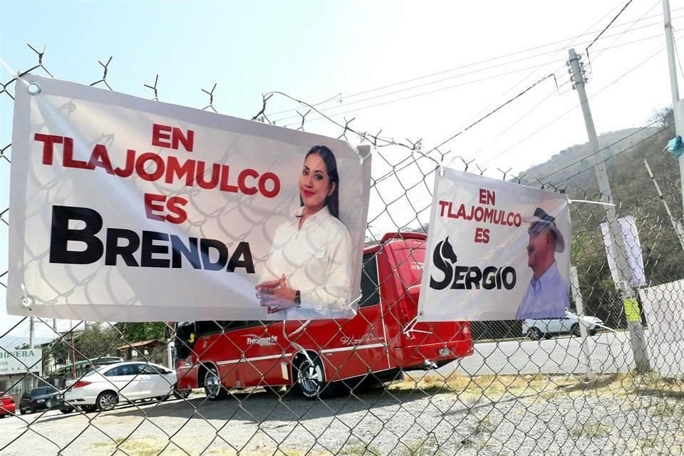 En el cruce de Avenida Pedro Parra Centeno y Calle Hidalgo Poniente, en la Cabecera Municipal de Tlajomulco, colocaron lonas con la imagen de Brenda Carrera García y Sergio Martín Castellanos.