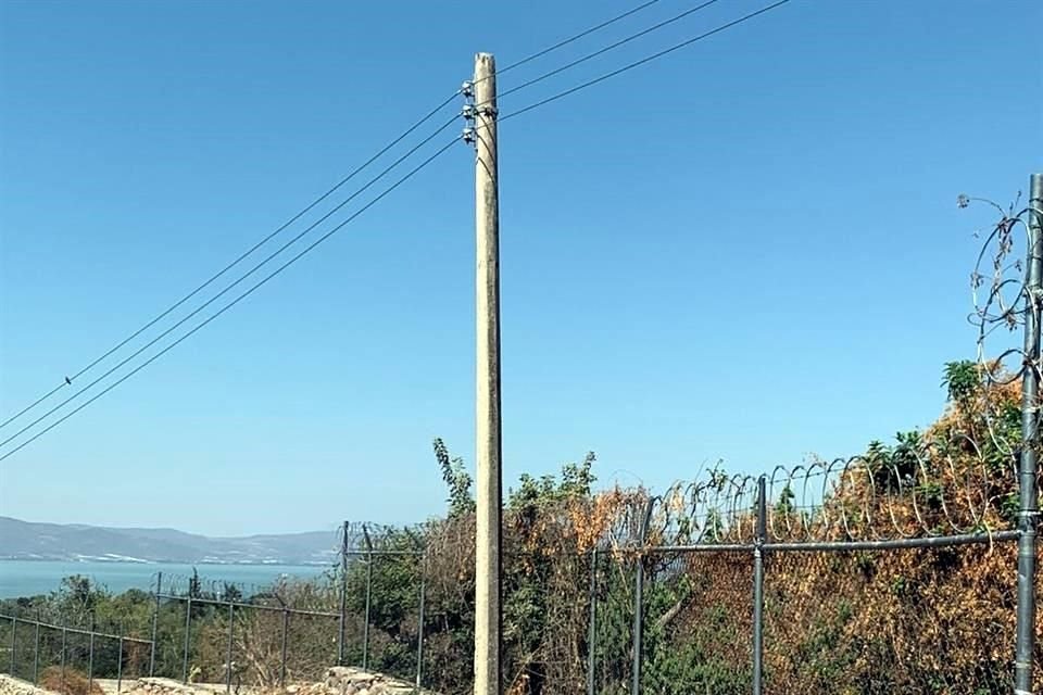 Estos son los postes instalados en propiedad privada, según vecinos.