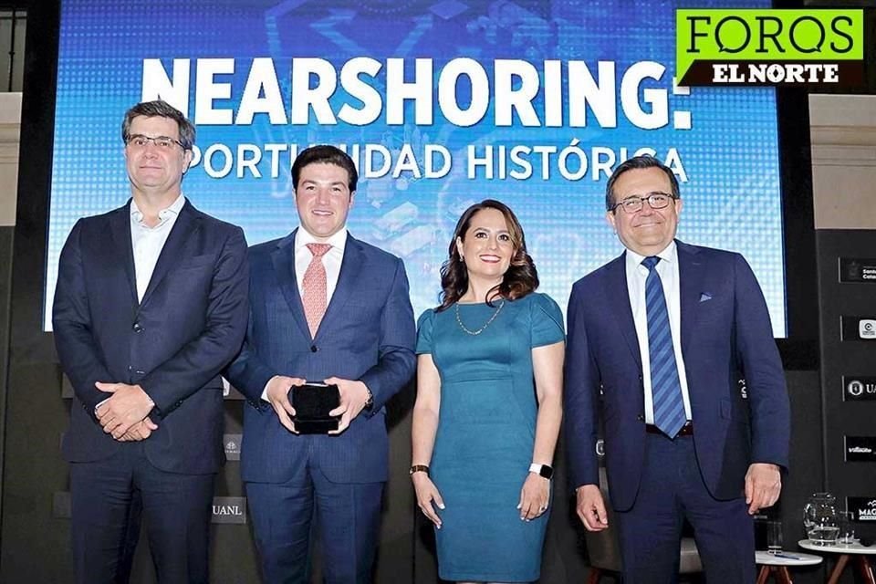 Máximo Vedoya, presidente de Caintra y CEO global de Ternium, el Gobernador Samuel García, Gabriela Siller, directora de Análisis de Grupo Financiero Base, e Ildefonso Guajardo, Diputado federal.