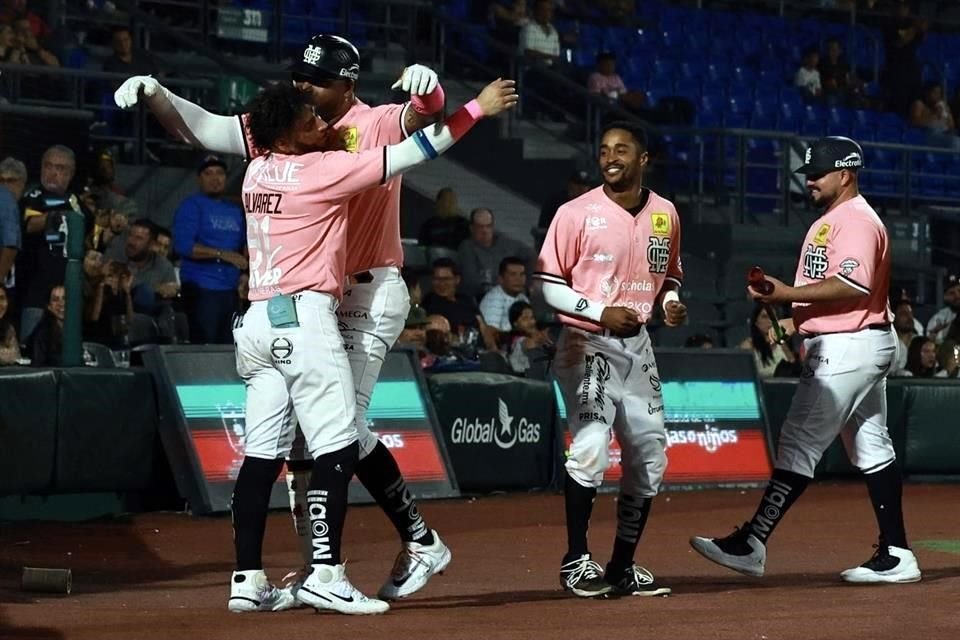 Los Mariachis jugaron ante los Diablos Rojos con una casaca rosa para celebrar la serie por los 200 años de Jalisco.