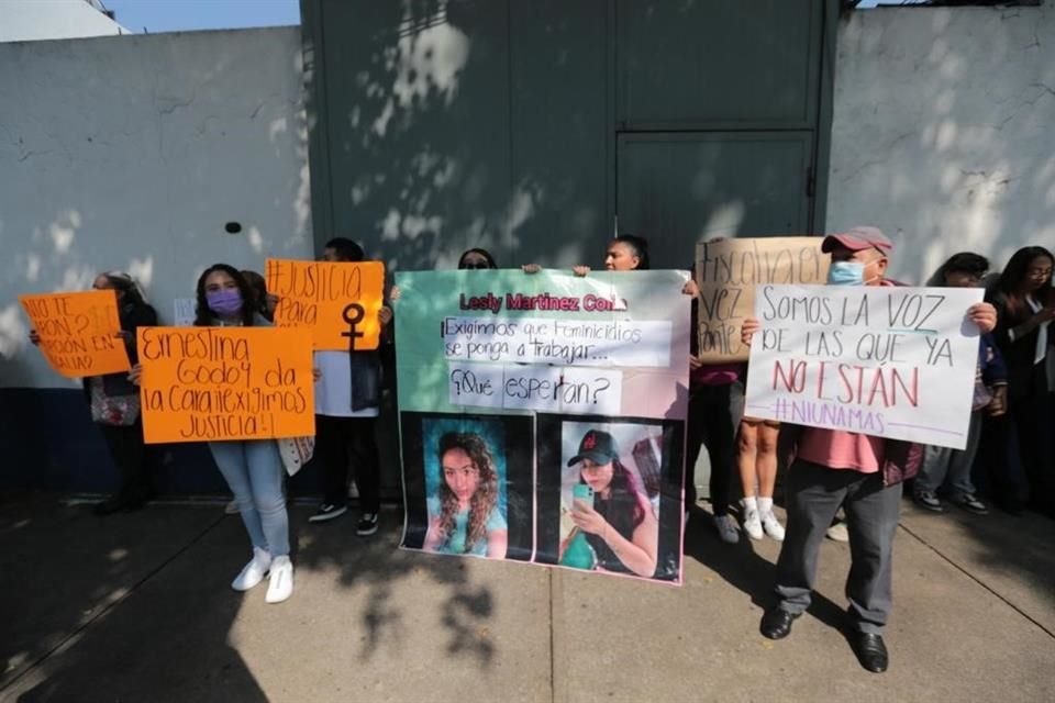 Antes de las 9:00 horas, familiares de Lesly se presentaron en el edificio de la Fiscalía a fin de impedir que ingrese el personal.