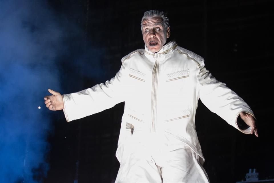 El vocalista de Rammstein, Till Lindemann, rechazó las acusaciones de agresión sexual en su contra y dijo que emprenderá acciones legales.