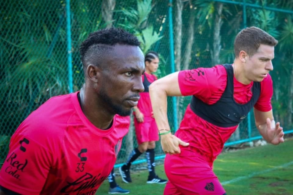 Julián Quiñones y Julio Furch en la pretemporada del Atlas.