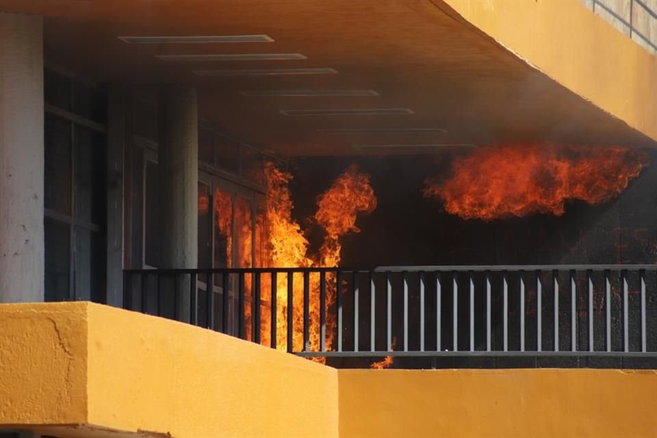 Tras movilización por diversas exigencias, encapuchados vandalizaron Rectoría de UNAM y aventaron bombas en puerta, que ardió por minutos.