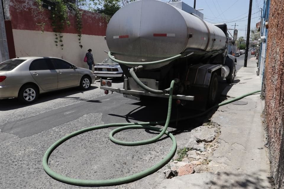 Vecinos de Loma Bonita Ejidal y San Vicente, en Zapopan, piden al Siapa que si va a cortar el agua, al menos avise con tiempo.