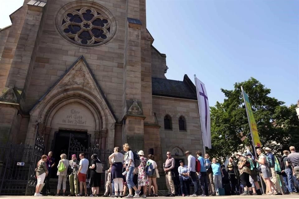 Cientos de personas hicieron fila para un servicio religioso dado con Inteligencia Artificial.