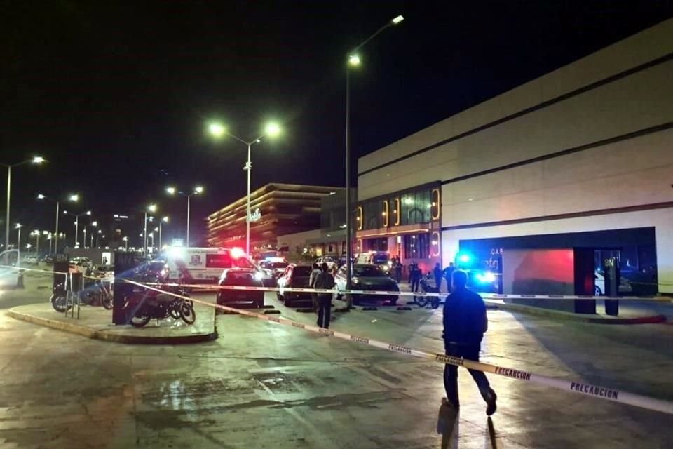 El hombre salía junto con su pareja de la zona de restaurantes de la plaza al momento del atentado.