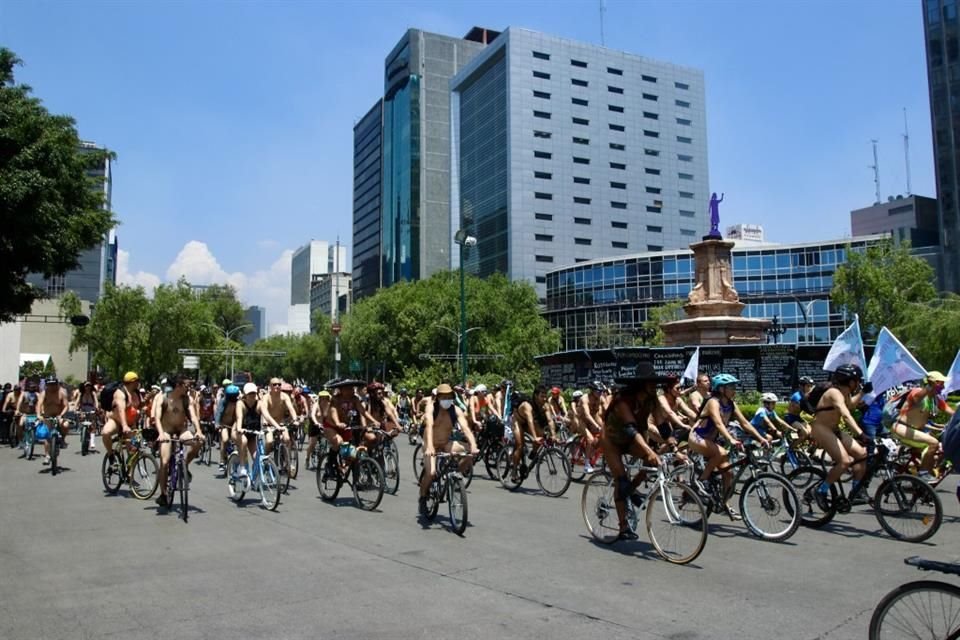 Con frases como 'pa' que me veas' y 'menos coches y más bicis', los manifestantes partieron del Monumento a la Revolución para reclamar visibilidad.