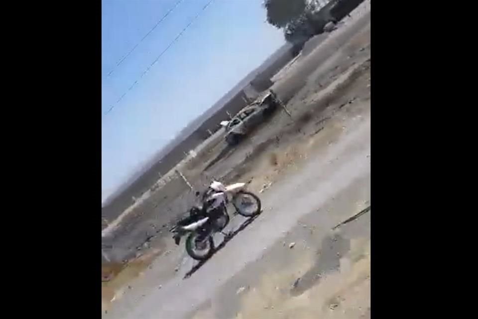 Un vehículo calcinado y dentro los restos carbonizados de al parecer tres personas, fue encontrado en Encarnación de Díaz.