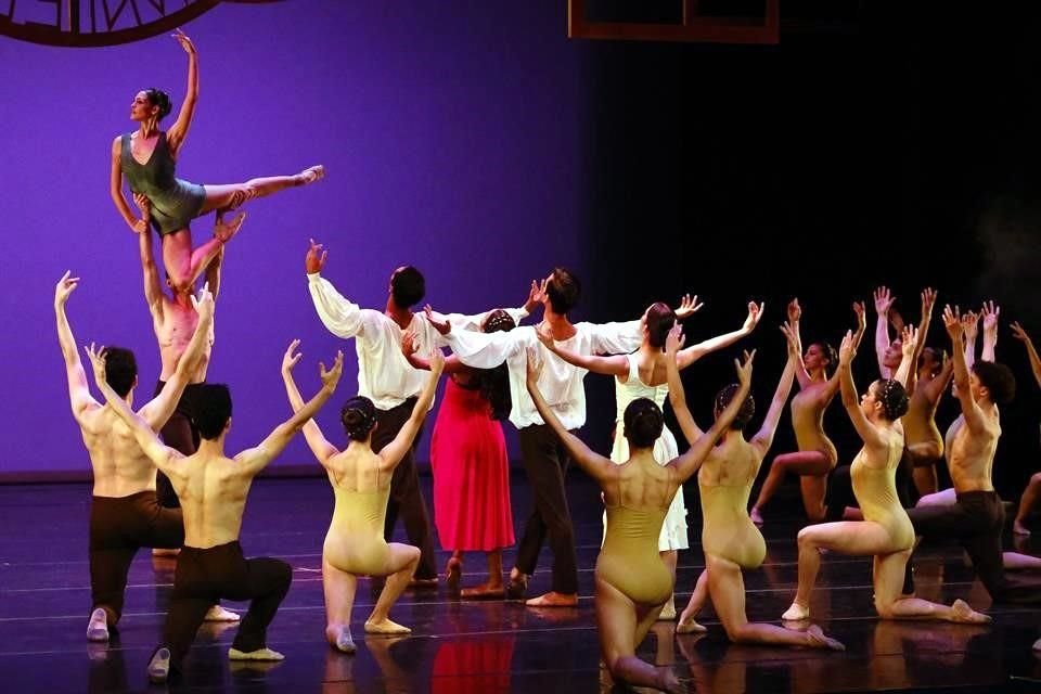 El Ballet de Jalisco pisó el escenario de Palacio de Bellas Artes como parte de las celebración de los 200 años de Jalisco.