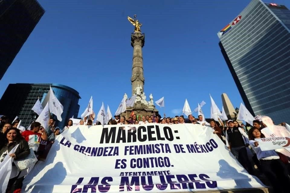 Simpatizantes de Marcelo Ebrard se manifestaron esta mañana en el Ángel de la Independencia, a unas horas de que el Canciller deje el cargo.