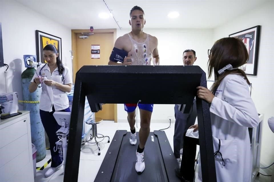 Óscar Whalley, portero de Chivas, durante sus exámenes médicos y físicos al reportar con el equipo previo a la pretemporada del Apertura 2023.