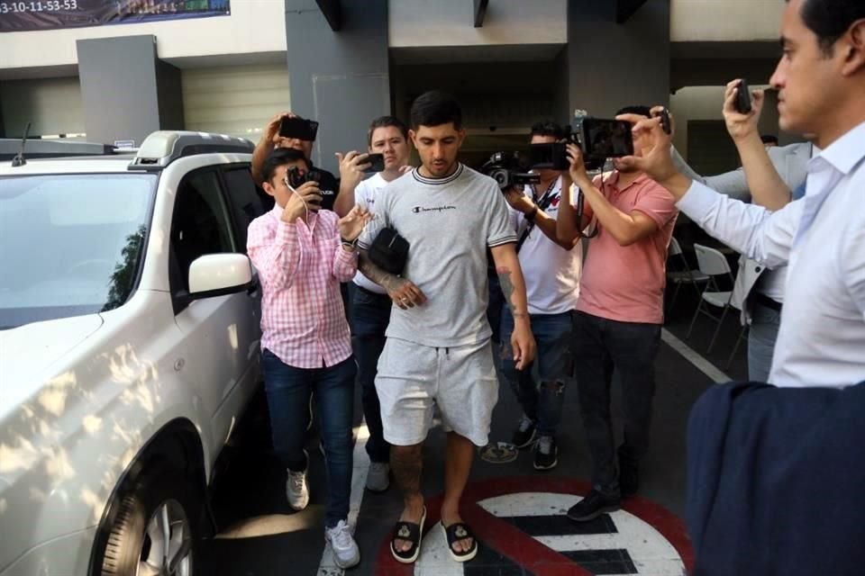 Víctor Guzmán, junto a varios de sus compañeros, acudió ayer a realizarse exámenes físicos y médicos.