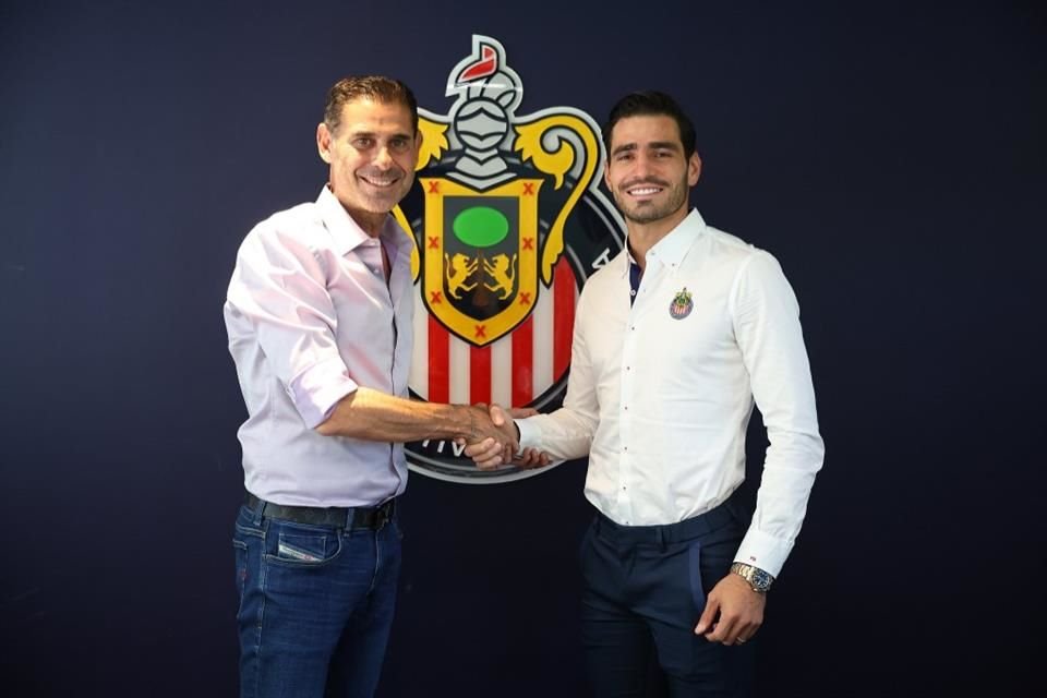 Las Chivas renovaron hasta 2026 el contrato a 'Pollo' Briseño.