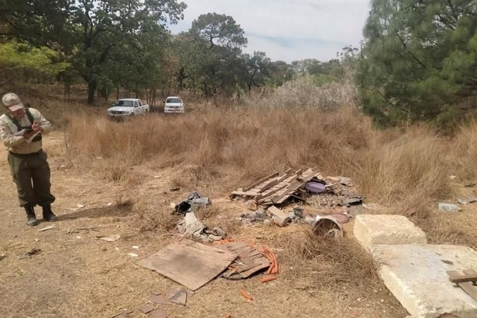 Llantas, escombro y basura se encontraron dentro del bosque.