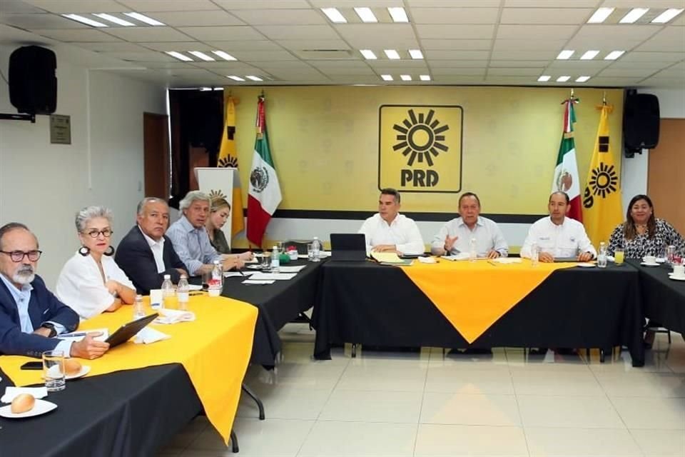 En el encuentro estuvieron los líderes nacionales del PAN, PRI y PRD.