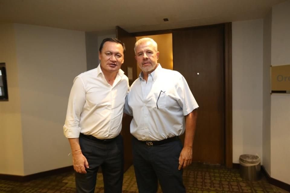 Miguel Ángel Osorio Chong  y Alfredo Barba Mariscal, en la reunión priista en Guadalajara.