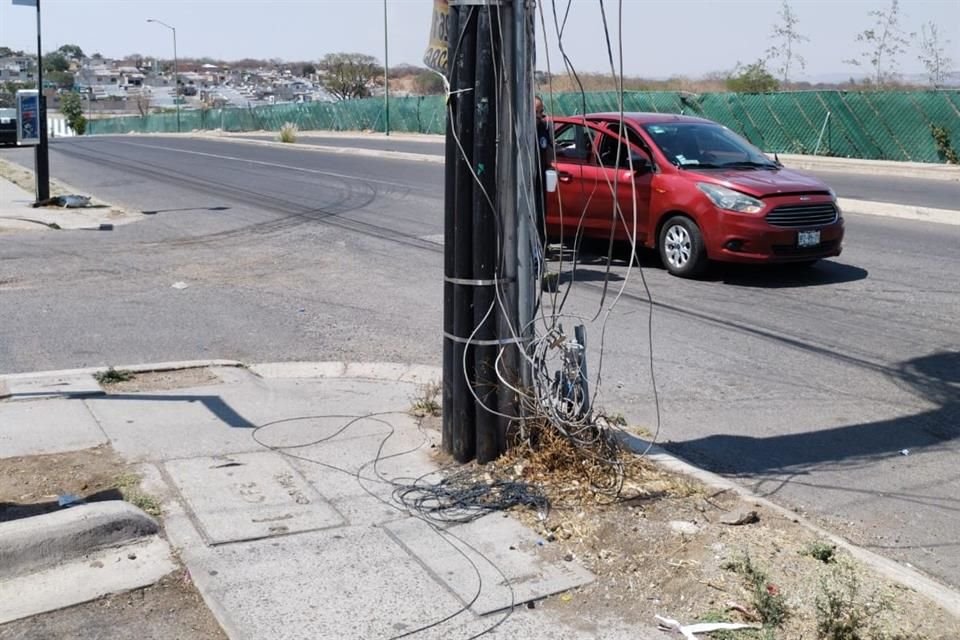 Es frecuente hallar cables colgantes en la colonia Pedregal de Santa Marta, en Tonalá.
