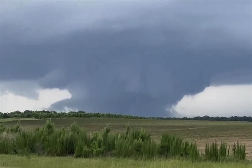 Esta imagen tomada de un video muestra un tornado el 14 de junio de 2023, Blakely, Georgia.