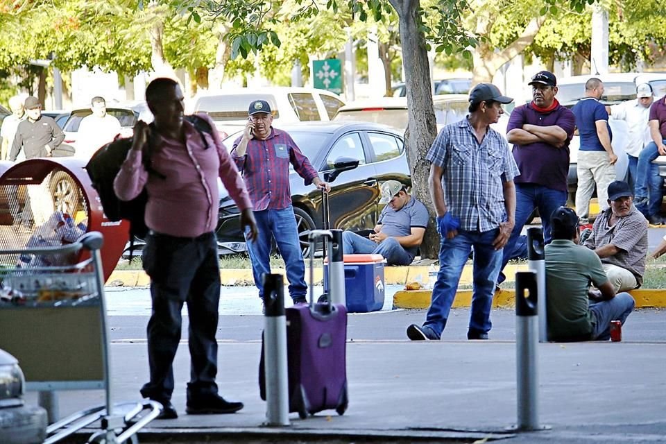 Desde el martes pasado, agricultores mantienen tomado el Aeropuerto de Culiacán.