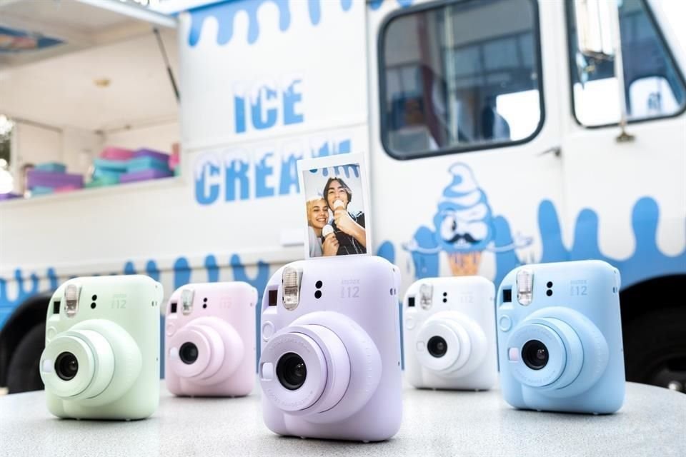 Fujifilm Instax mini 12 está disponible en múltiples colores para adaptarse a diferentes gustos.