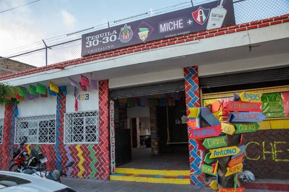 Por el negocio, ahora renovado, desfilaron Viruta y Capulina, Vicente Fernández, José Alfredo Jiménez, entre otros.