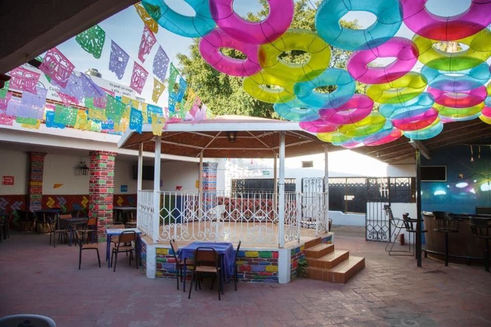 El restaurante-bar familiar se ubica en la Calle Álvaro Obregón 1493, a una cuadra de la Estación Cristóbal de Oñate del Tren Ligero, donde letreros de colores reciben a la gente en la entrada.