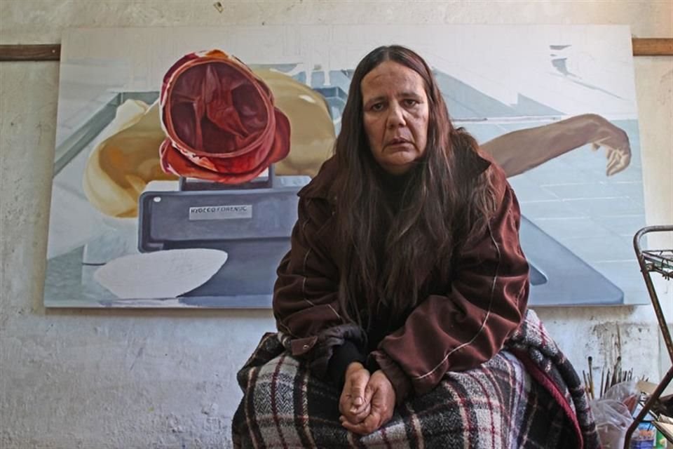 La artista jalisciense Martha Pacheco, quien falleció en 2021, posa con una de sus obras.