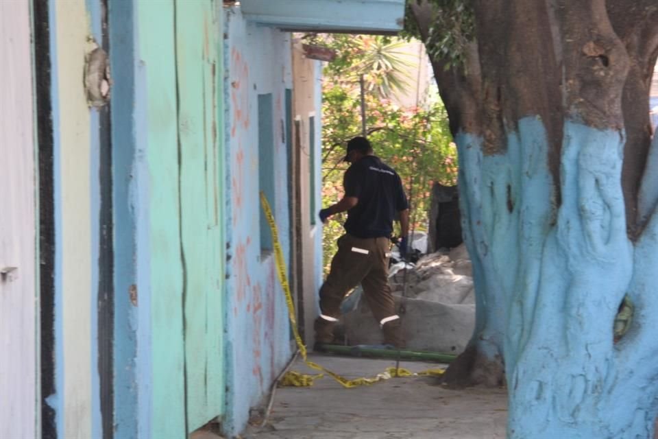 Vecinos señalaron que no se escucharon balazos durante la noche o madrugada; el hallazgo se reportó hasta la mañana de hoy cuando se instalaba un tianguis por la zona.