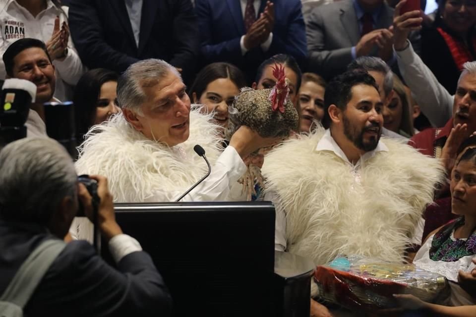 Ataviado con plumaje de gallo, Adán Augusto López encabezó un evento en el auditorio del Hotel Hilton, en la Alameda, este viernes. 