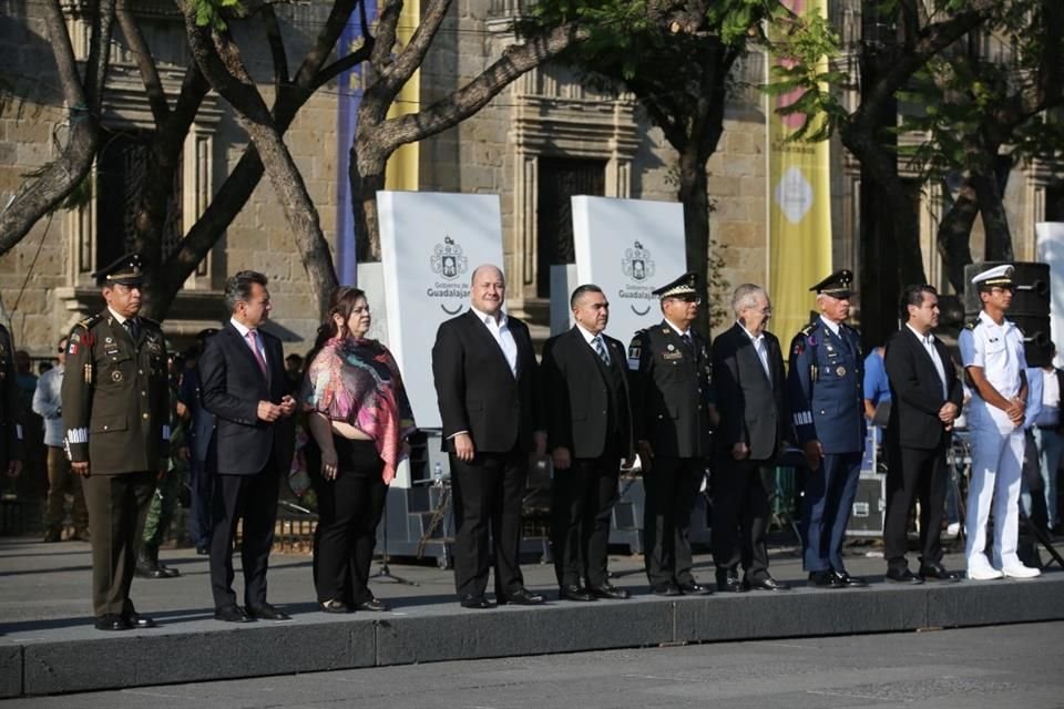 Enrique Alfaro encabezó la ceremonia de izamiento de la bandera de Jalisco.