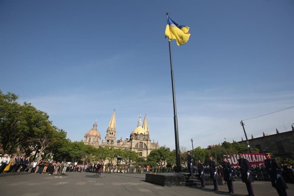 El izamiento de la bandera de Jalisco por sus 200 Años se realizó en Plaza Liberación.