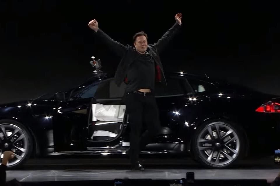 Musk señaló que el elegante sedán es capaz de ir de cero a 100 kilómetros por hora en menos de 2 segundos.