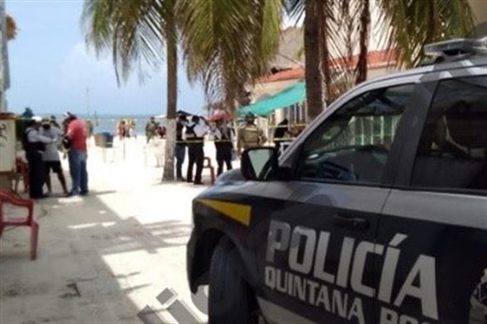 En el lugar quedaron tirados los cuerpos de dos hombres que, según reportes, son meseros.