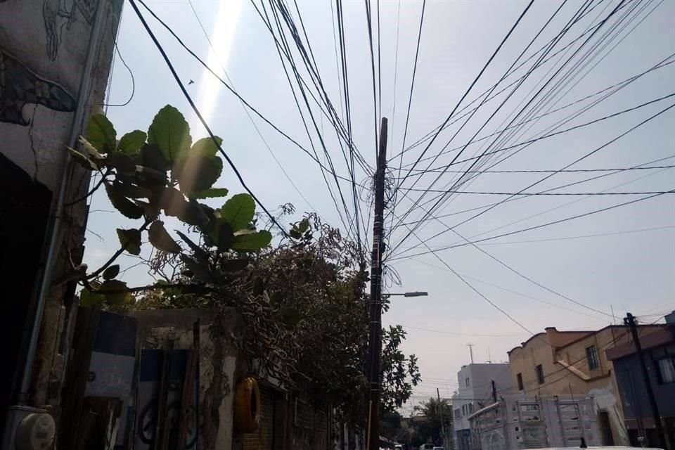 En varios puntos de la Ciudad es común ver 'tendederos' de cables.
