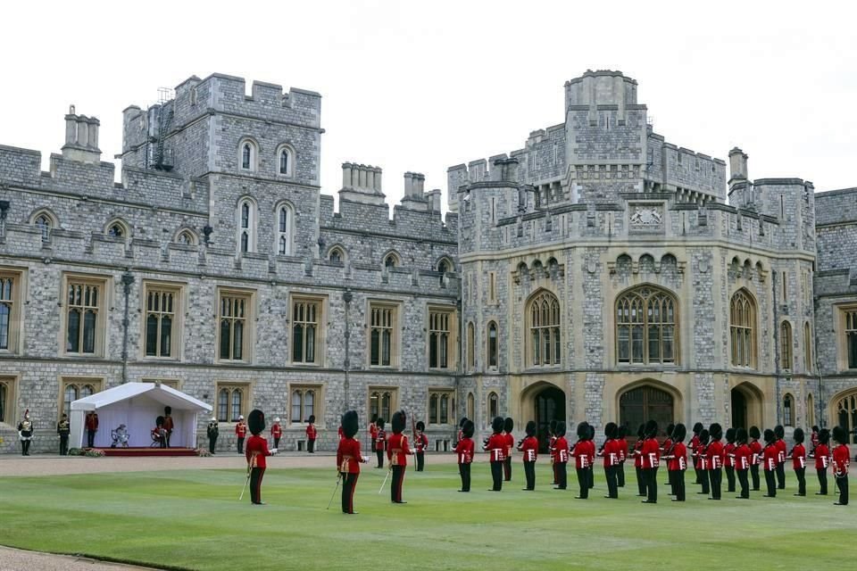 La Reina Isabel II celebró este sábado su cumpleaños 'oficial' con una ceremonia militar reducida, pero vistosa, en el Castillo de Windsor.