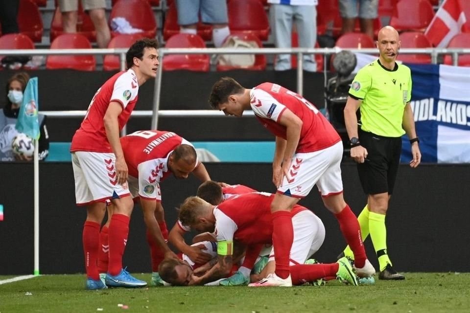 Los compañeros de Eriksen reaccionaron de inmediato a la crisis.