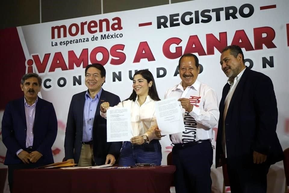 En representación de Adán Augusto, Leonel Godoy firmó registro del aspirante a la candidatura presidencial, con una camisa con su nombre.