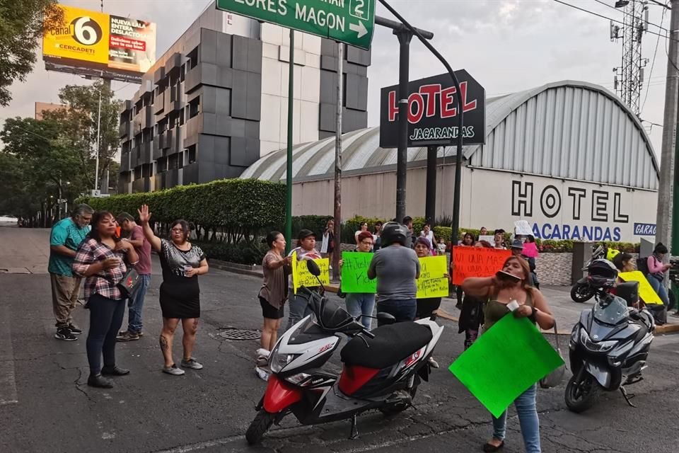 'Vinimos al hotel y resulta que no tienen cámaras, que no vieron nada, que no vieron su cara, las cámaras del C5 no sirven', dijo Rosa María Salazar, madre de la joven. 