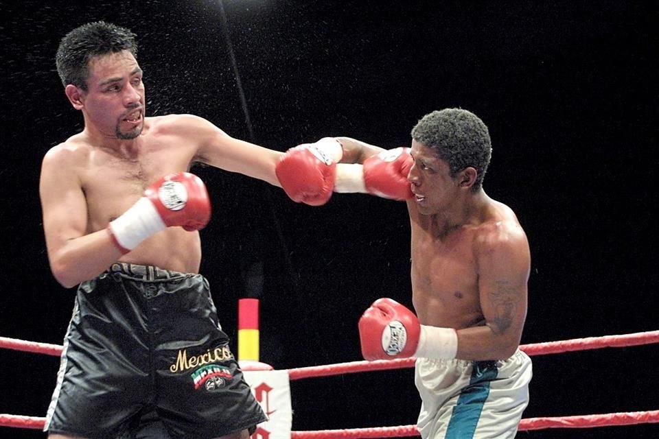 El ex boxeador 'Bolillo' González (izq.) es uno de los beneficiados de este programa de pensiones en California.