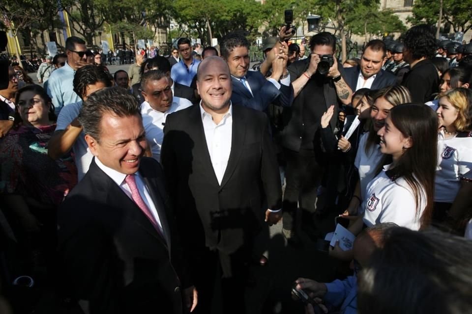 El Gobernador Enrique Alfaro junto a Pablo Lemus, Alcalde de Guadalajara, en la ceremonia por el Bicentenario de Jalisco.