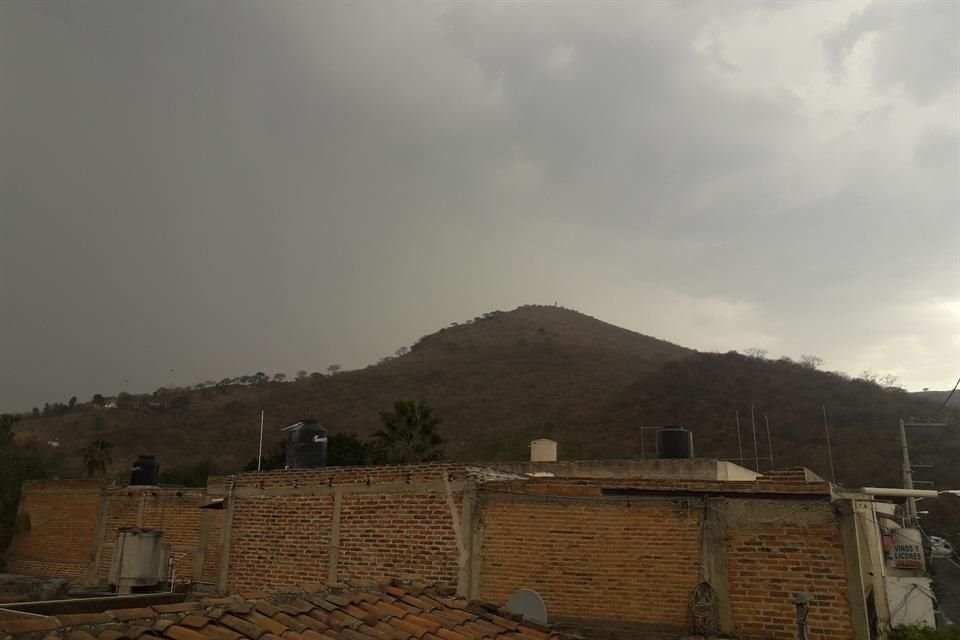 Este sábado cayeron las primeras gotas de lluvia en el Cerro de la Cruz, en Tlajomulco, ante el pronóstico de lluvia en la Zona Metropolitana de Guadalajara.