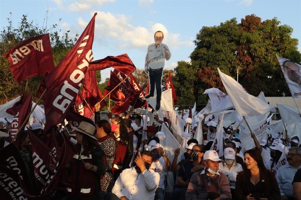 Simpatizantes de Morena en las elecciones intermedias de 2021.