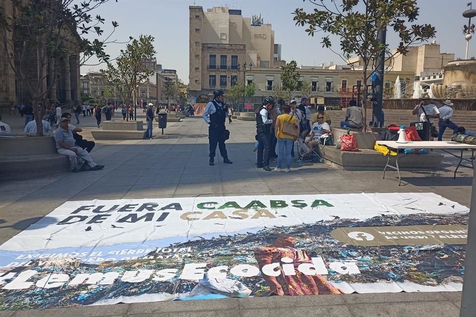 Vecinos afectados por los basureros de Tonalá iniciaron esta mañana un plantón en Guadalajara.