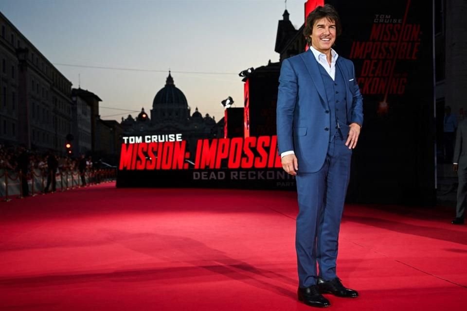 Tom Cruise posa en la premiere de Mission: Impossible - Dead Reckoning' con la cúpula de San Pedro en la parte trasera.