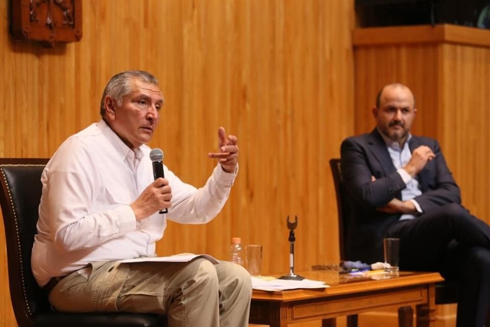 Contrario a las críticas expresadas por AMLO, Adán Augusto López rindió en su lugar un homenaje al ex Rector de UdeG, Raúl Padilla.