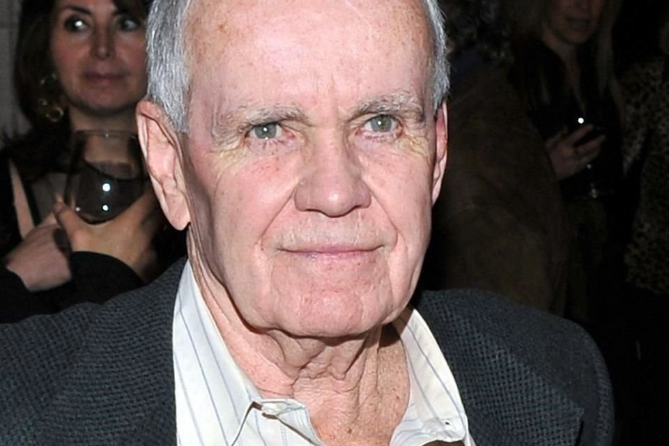 Celebran autores reconocidos el legado del escritor Cormac McCarthy, fallecido hace unos días; consideran que reinventó el western.